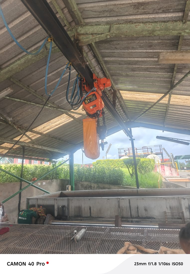 Palan à chaîne installé sur une poutre