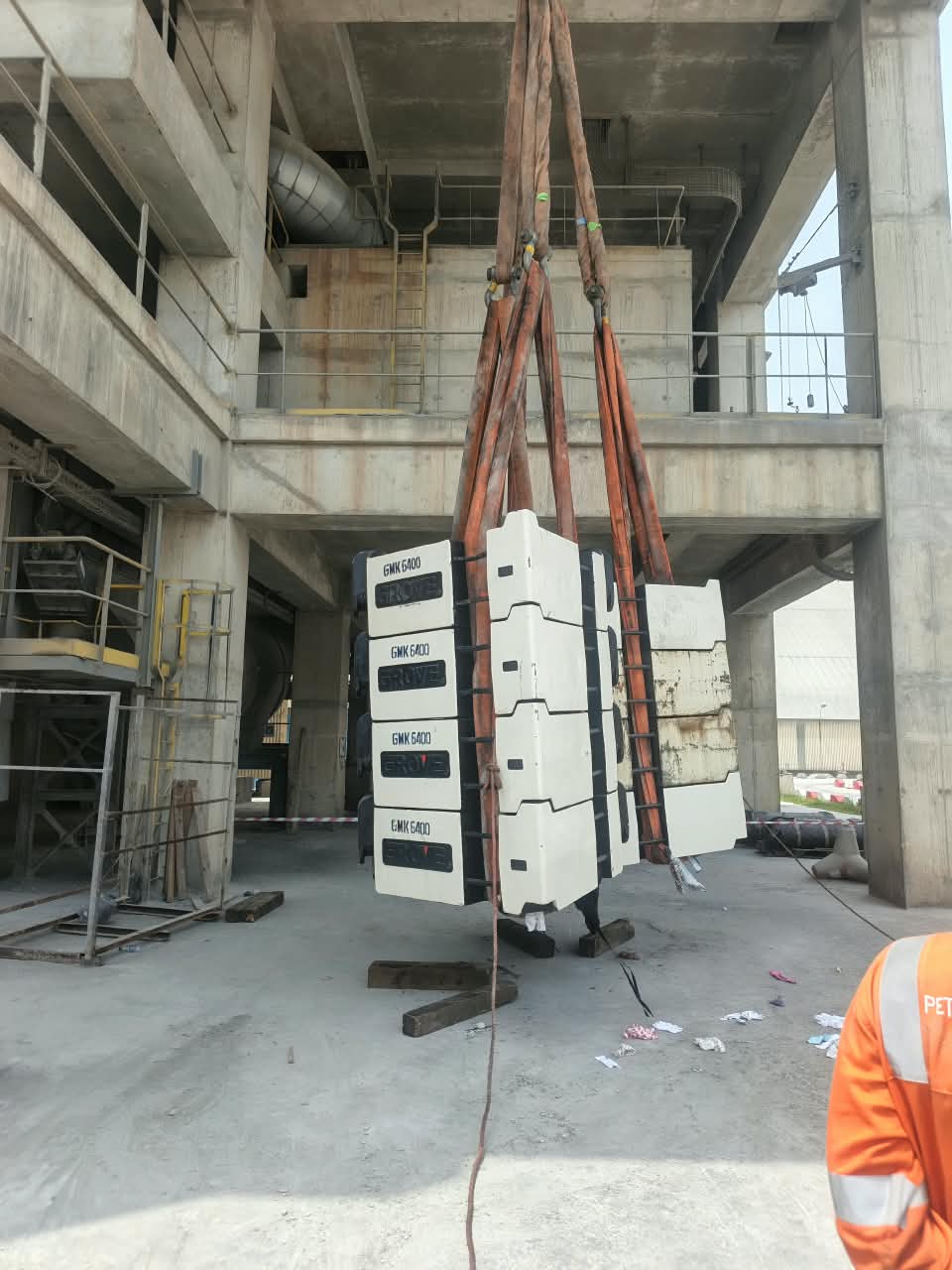 Manutention de contrepoids sur un site industriel