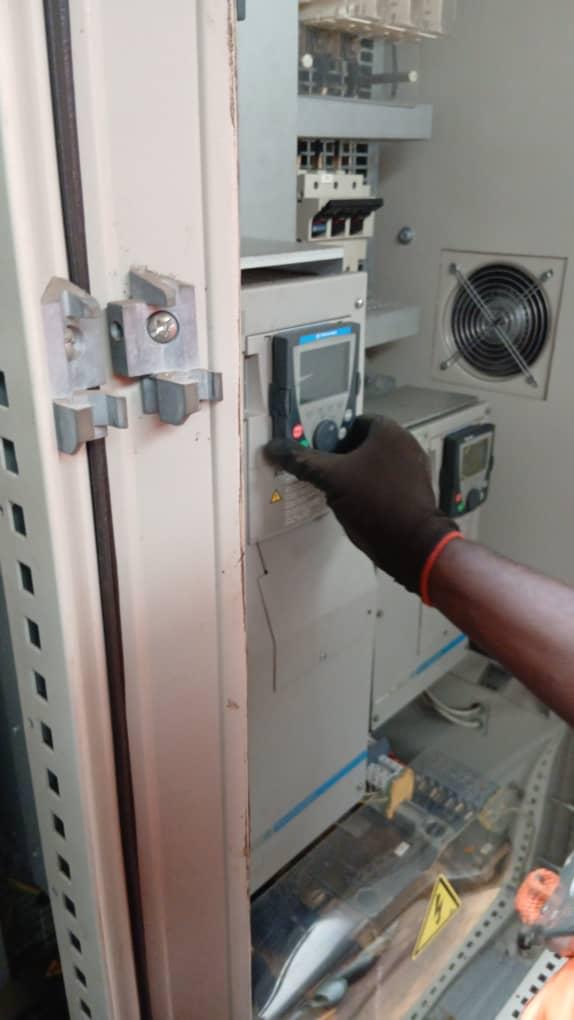 Intervention sur l’interface d’un variateur en armoire