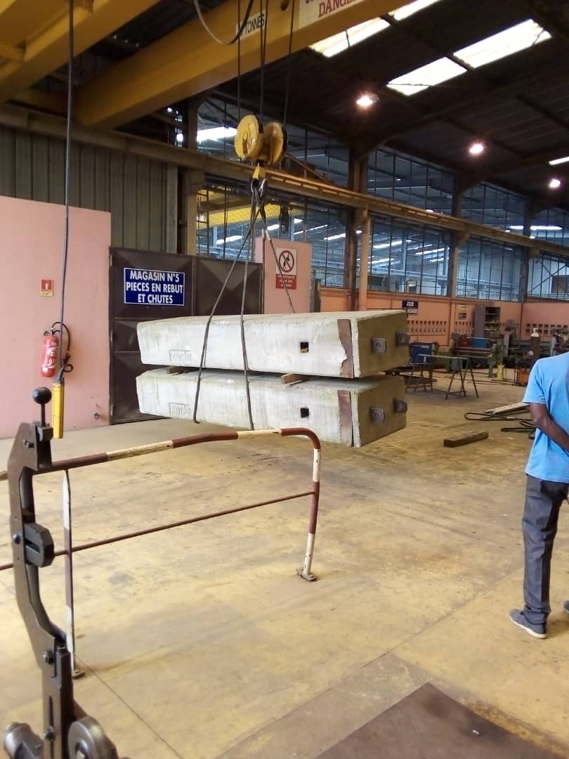 Levage de blocs sous un pont roulant