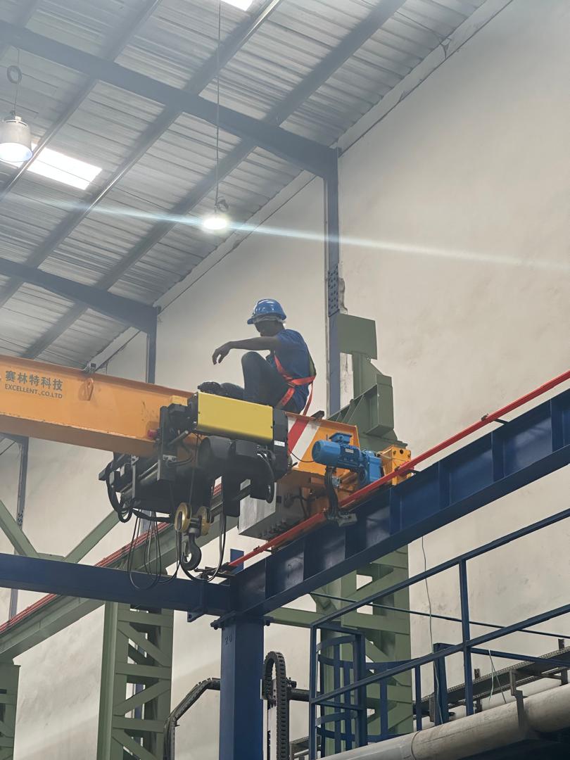 Technicien au niveau du chariot de levage