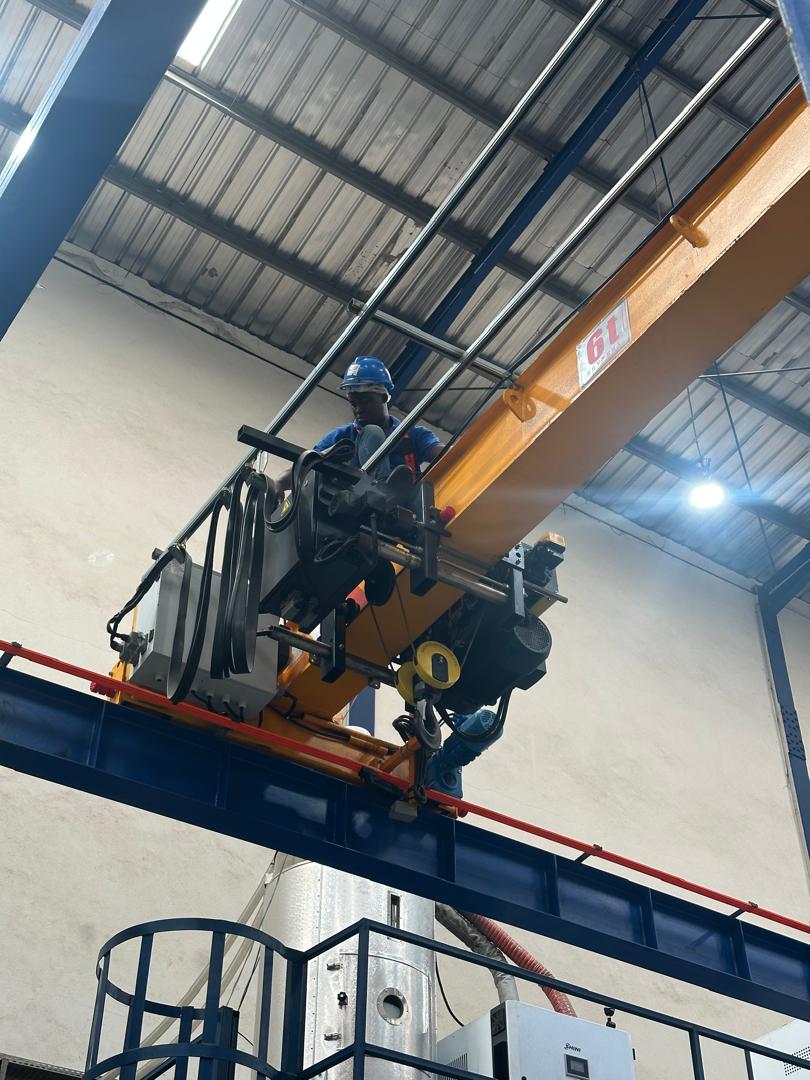 Vue rapprochée de l’intervention sur le palan
