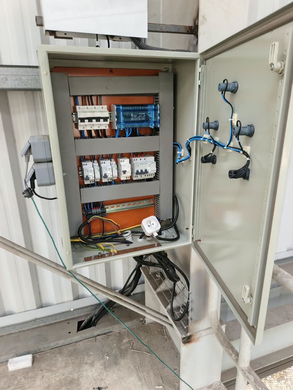 Armoire électrique industrielle ouverte
