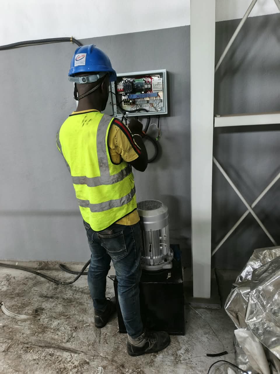 Technicien intervenant sur un coffret de commande
