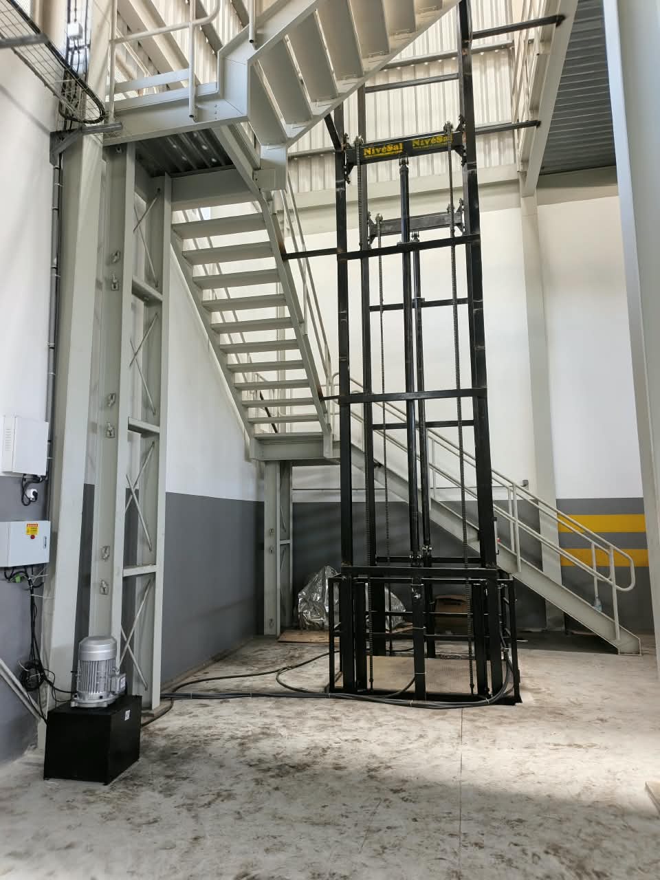 Ensemble de levage avec motorisation hydraulique