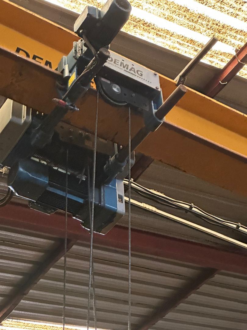 Palan électrique installé sur une poutre