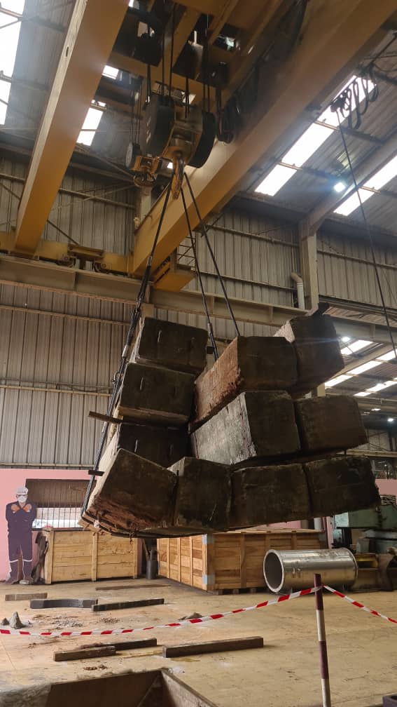 Charge suspendue dans un atelier industriel